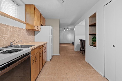 3455 Highland Boulevard, North Vancouver, BC - Indoor Photo Showing Kitchen