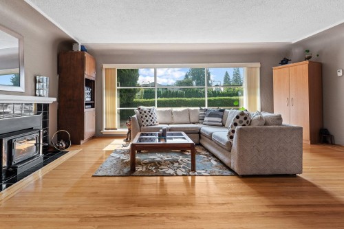 3455 Highland Boulevard, North Vancouver, BC - Indoor Photo Showing Living Room With Fireplace