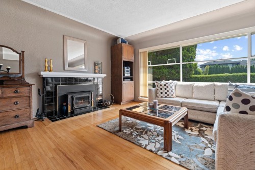3455 Highland Boulevard, North Vancouver, BC - Indoor Photo Showing Living Room With Fireplace
