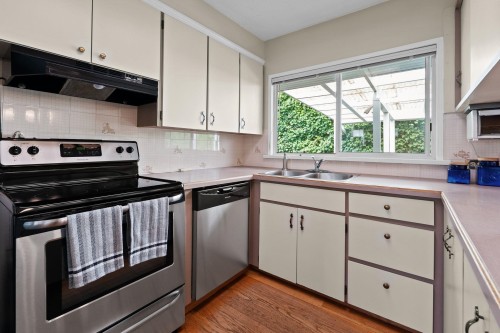 3455 Highland Boulevard, North Vancouver, BC - Indoor Photo Showing Kitchen With Double Sink
