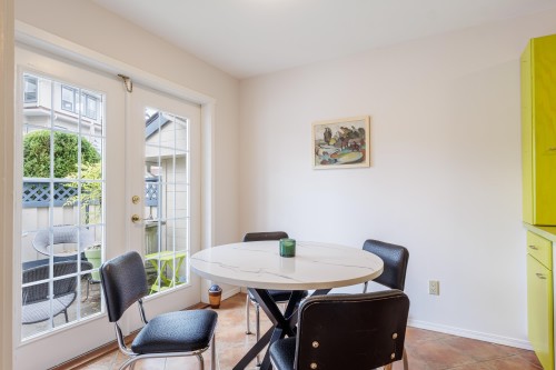 4-5768 Marine Way, Sechelt, BC - Indoor Photo Showing Dining Room