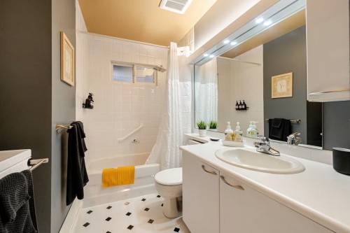 336 26Th Street E, North Vancouver, BC - Indoor Photo Showing Bathroom