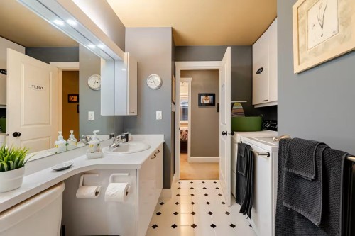 336 26Th Street E, North Vancouver, BC - Indoor Photo Showing Laundry Room