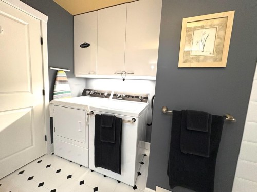 336 26Th Street E, North Vancouver, BC - Indoor Photo Showing Laundry Room