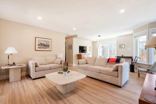 336 26Th Street E, North Vancouver, BC - Indoor Photo Showing Living Room