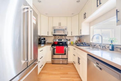 336 26Th Street E, North Vancouver, BC - Indoor Photo Showing Kitchen With Double Sink