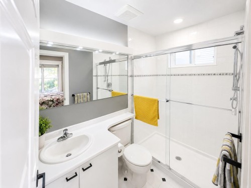 336 26Th Street E, North Vancouver, BC - Indoor Photo Showing Bathroom