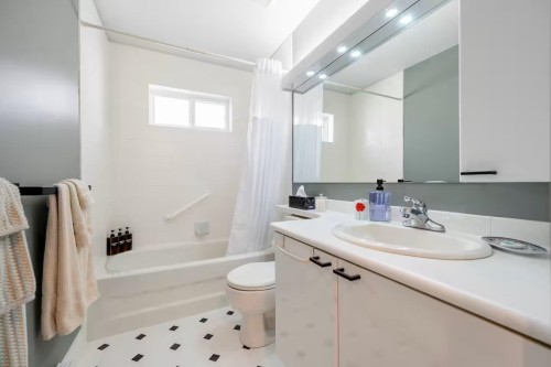 336 26Th Street E, North Vancouver, BC - Indoor Photo Showing Bathroom