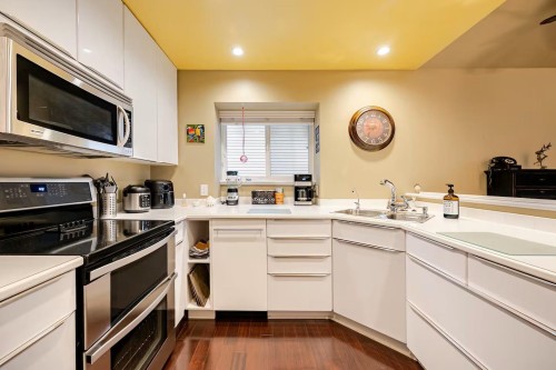 336 26Th Street E, North Vancouver, BC - Indoor Photo Showing Kitchen With Double Sink