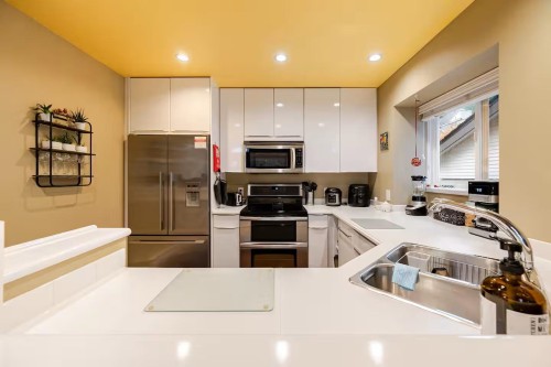 336 26Th Street E, North Vancouver, BC - Indoor Photo Showing Kitchen With Double Sink