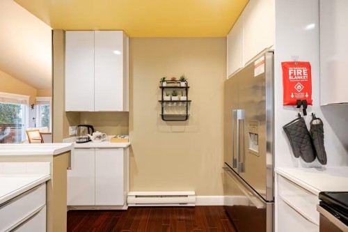 336 26Th Street E, North Vancouver, BC - Indoor Photo Showing Kitchen