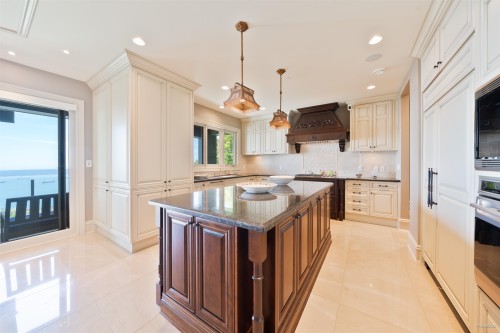 2766 Willoughby Road, West Vancouver, BC - Indoor Photo Showing Kitchen With Upgraded Kitchen