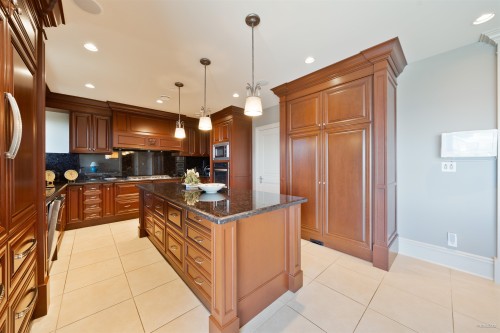 2766 Willoughby Road, West Vancouver, BC - Indoor Photo Showing Kitchen