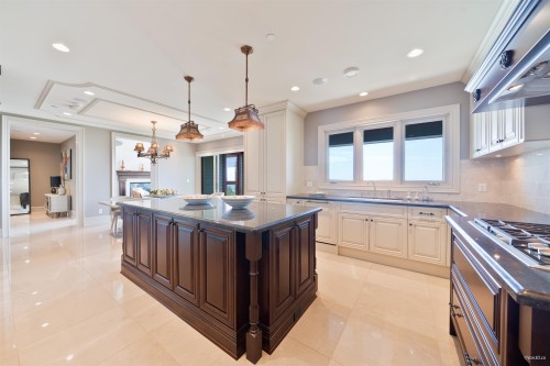 2766 Willoughby Road, West Vancouver, BC - Indoor Photo Showing Kitchen With Upgraded Kitchen