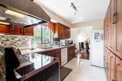 6496 Quebec Street, Vancouver, BC - Indoor Photo Showing Kitchen
