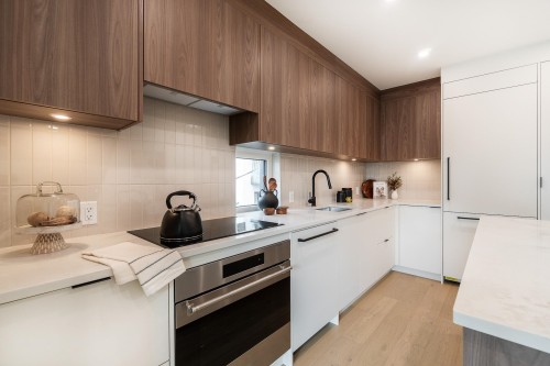 123-1552 3Rd Avenue E, Vancouver, BC - Indoor Photo Showing Kitchen With Upgraded Kitchen