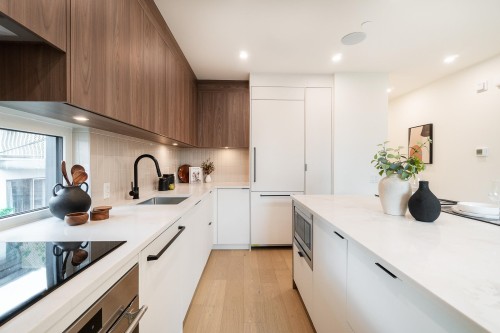 123-1552 3Rd Avenue E, Vancouver, BC - Indoor Photo Showing Kitchen With Upgraded Kitchen