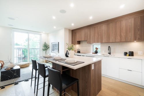 123-1552 3Rd Avenue E, Vancouver, BC - Indoor Photo Showing Kitchen With Upgraded Kitchen