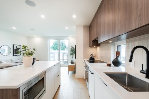 123-1552 3Rd Avenue E, Vancouver, BC - Indoor Photo Showing Kitchen With Upgraded Kitchen
