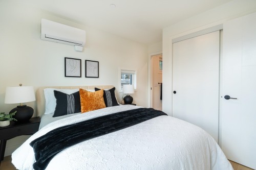 123-1552 3Rd Avenue E, Vancouver, BC - Indoor Photo Showing Bedroom