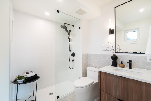 123-1552 3Rd Avenue E, Vancouver, BC - Indoor Photo Showing Bathroom