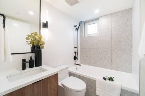 123-1552 3Rd Avenue E, Vancouver, BC - Indoor Photo Showing Bathroom