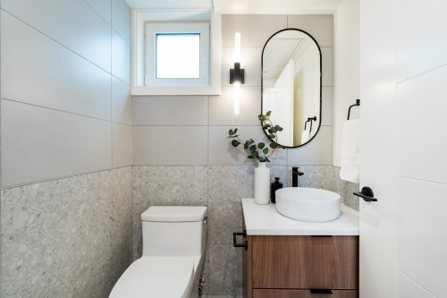 123-1552 3Rd Avenue E, Vancouver, BC - Indoor Photo Showing Bathroom