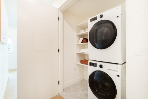 123-1552 3Rd Avenue E, Vancouver, BC - Indoor Photo Showing Laundry Room