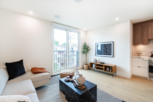 123-1552 3Rd Avenue E, Vancouver, BC - Indoor Photo Showing Living Room