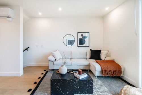 123-1552 3Rd Avenue E, Vancouver, BC - Indoor Photo Showing Living Room