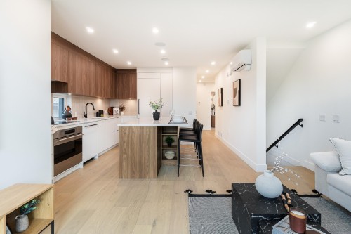 123-1552 3Rd Avenue E, Vancouver, BC - Indoor Photo Showing Kitchen