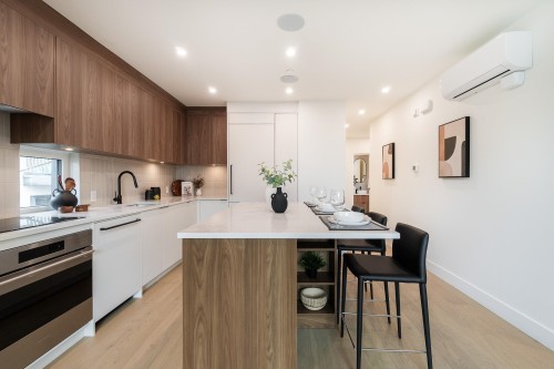 123-1552 3Rd Avenue E, Vancouver, BC - Indoor Photo Showing Kitchen With Upgraded Kitchen