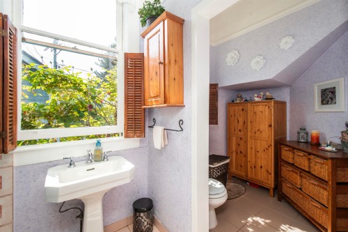 1560 Macgowan Avenue, North Vancouver, BC - Indoor Photo Showing Bathroom