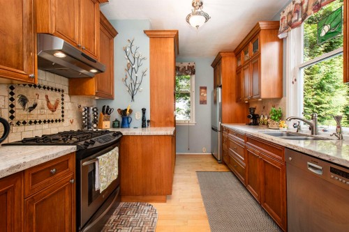 1560 Macgowan Avenue, North Vancouver, BC - Indoor Photo Showing Kitchen With Double Sink