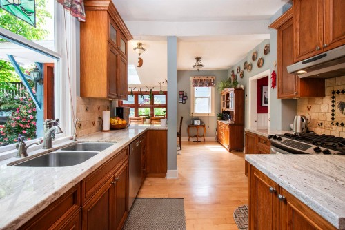1560 Macgowan Avenue, North Vancouver, BC - Indoor Photo Showing Kitchen With Double Sink