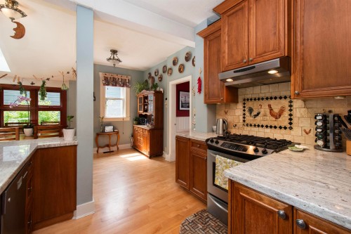 1560 Macgowan Avenue, North Vancouver, BC - Indoor Photo Showing Kitchen With Double Sink