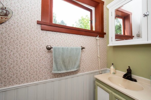 1560 Macgowan Avenue, North Vancouver, BC - Indoor Photo Showing Bathroom