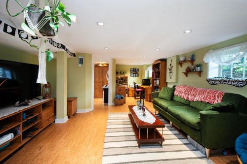 1560 Macgowan Avenue, North Vancouver, BC - Indoor Photo Showing Living Room