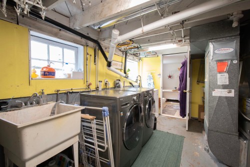 1560 Macgowan Avenue, North Vancouver, BC - Indoor Photo Showing Laundry Room