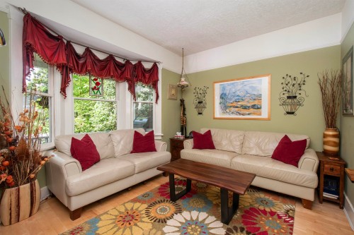 1560 Macgowan Avenue, North Vancouver, BC - Indoor Photo Showing Living Room