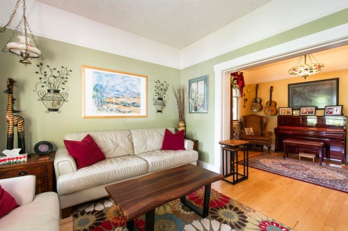 1560 Macgowan Avenue, North Vancouver, BC - Indoor Photo Showing Living Room