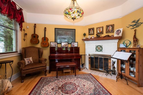 1560 Macgowan Avenue, North Vancouver, BC - Indoor With Fireplace