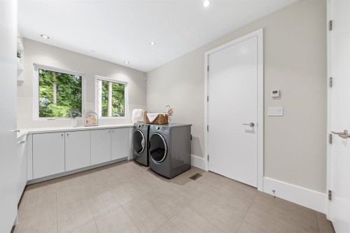 2972 Burfield Place, West Vancouver, BC - Indoor Photo Showing Laundry Room
