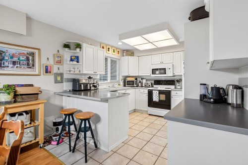 1614 Connaught Drive, Port Coquitlam, BC - Indoor Photo Showing Kitchen