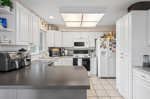 1614 Connaught Drive, Port Coquitlam, BC - Indoor Photo Showing Kitchen