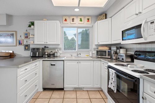 1614 Connaught Drive, Port Coquitlam, BC - Indoor Photo Showing Kitchen