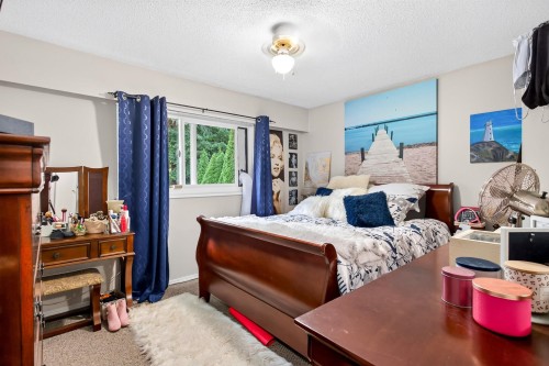 1614 Connaught Drive, Port Coquitlam, BC - Indoor Photo Showing Bedroom