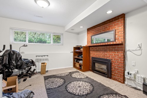 1614 Connaught Drive, Port Coquitlam, BC - Indoor With Fireplace