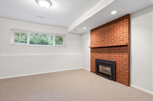 1614 Connaught Drive, Port Coquitlam, BC - Indoor With Fireplace