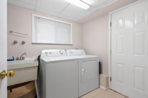 1614 Connaught Drive, Port Coquitlam, BC - Indoor Photo Showing Laundry Room
